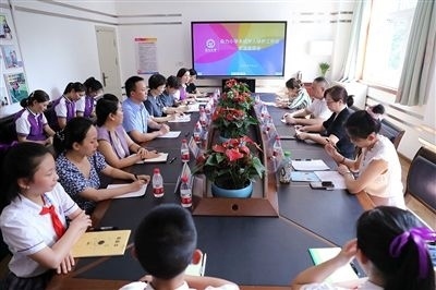 圖⑤：法治宣講結(jié)束后，重慶五中院組織召開座談會，聽取人大代表和朵力小學教師、家長代表對法院未成年人保護工作的意見建議。