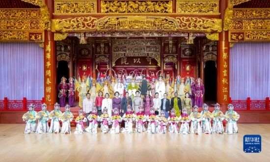  10月18日上午，國家主席習近平夫人彭麗媛邀請出席第三屆“一帶一路”國際合作高峰論壇的外方領(lǐng)導(dǎo)人夫人參觀中國工藝美術(shù)館（中國非物質(zhì)文化遺產(chǎn)館）。這是彭麗媛同外方領(lǐng)導(dǎo)人夫人與文藝演出演職人員合影。新華社記者 丁林 攝