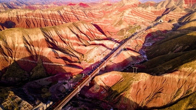 穿越丹霞地貌的火車。蘭州局集團(tuán)公司融媒體中心供圖