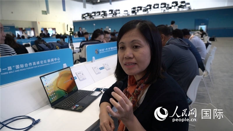 越南之聲廣播電臺(tái)記者胡鴻行（音譯，H? H?ng H?nh）與記者交談。人民網(wǎng) 楊春燕攝