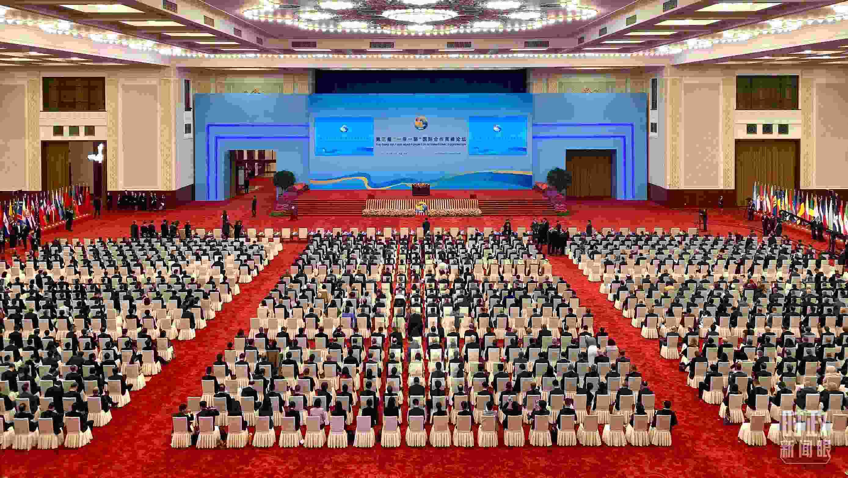 △人民大會(huì)堂宴會(huì)廳。這是開幕式之前的現(xiàn)場(chǎng)。（總臺(tái)央視記者李增仁拍攝）