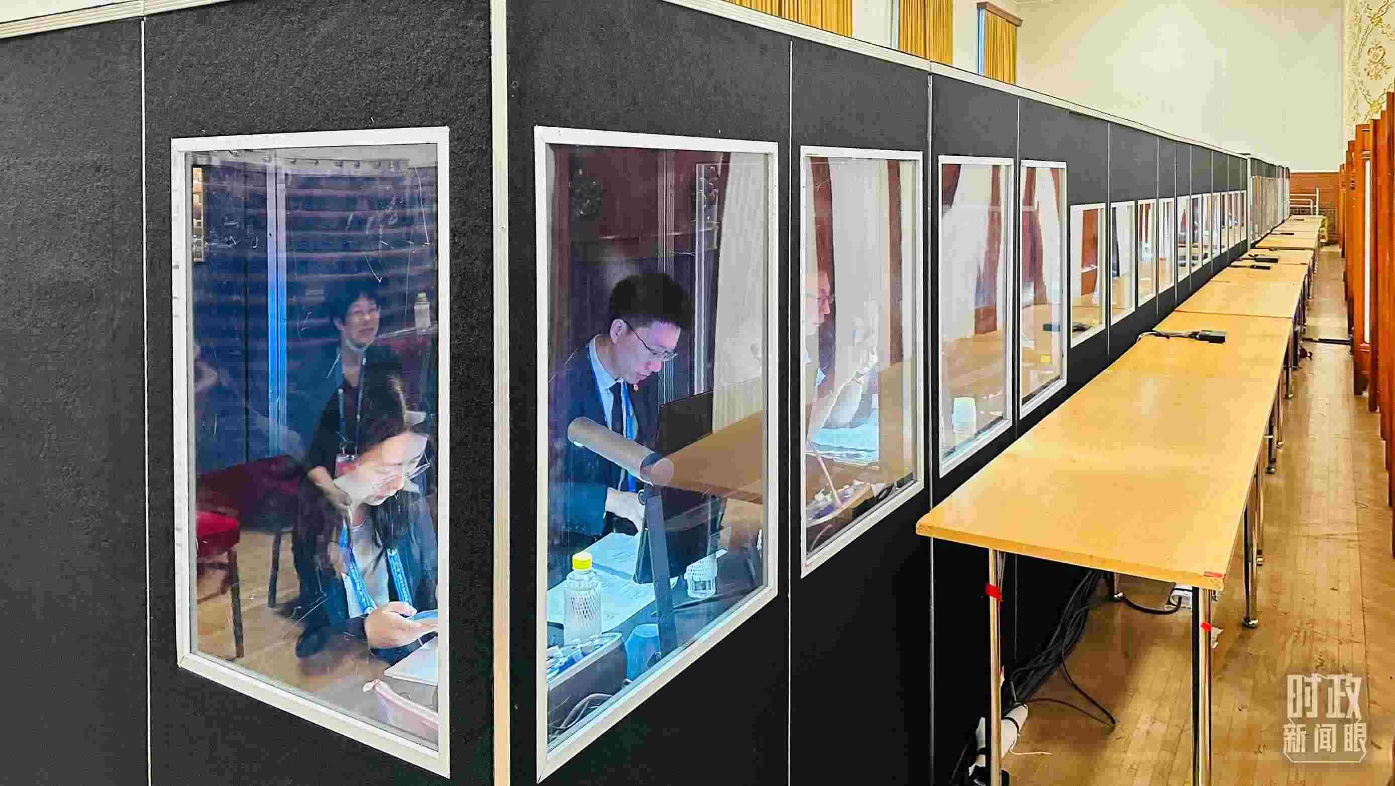 △開幕式現(xiàn)場(chǎng)的多語種同傳間。（總臺(tái)國(guó)廣記者時(shí)冉拍攝）