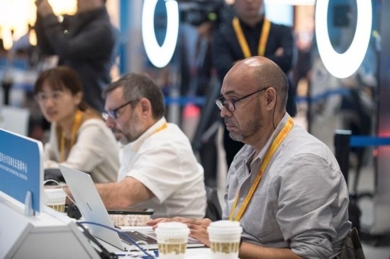 10月17日，記者在“一帶一路”國(guó)際合作高峰論壇新聞中心工作。新華社記者 張豪夫 攝