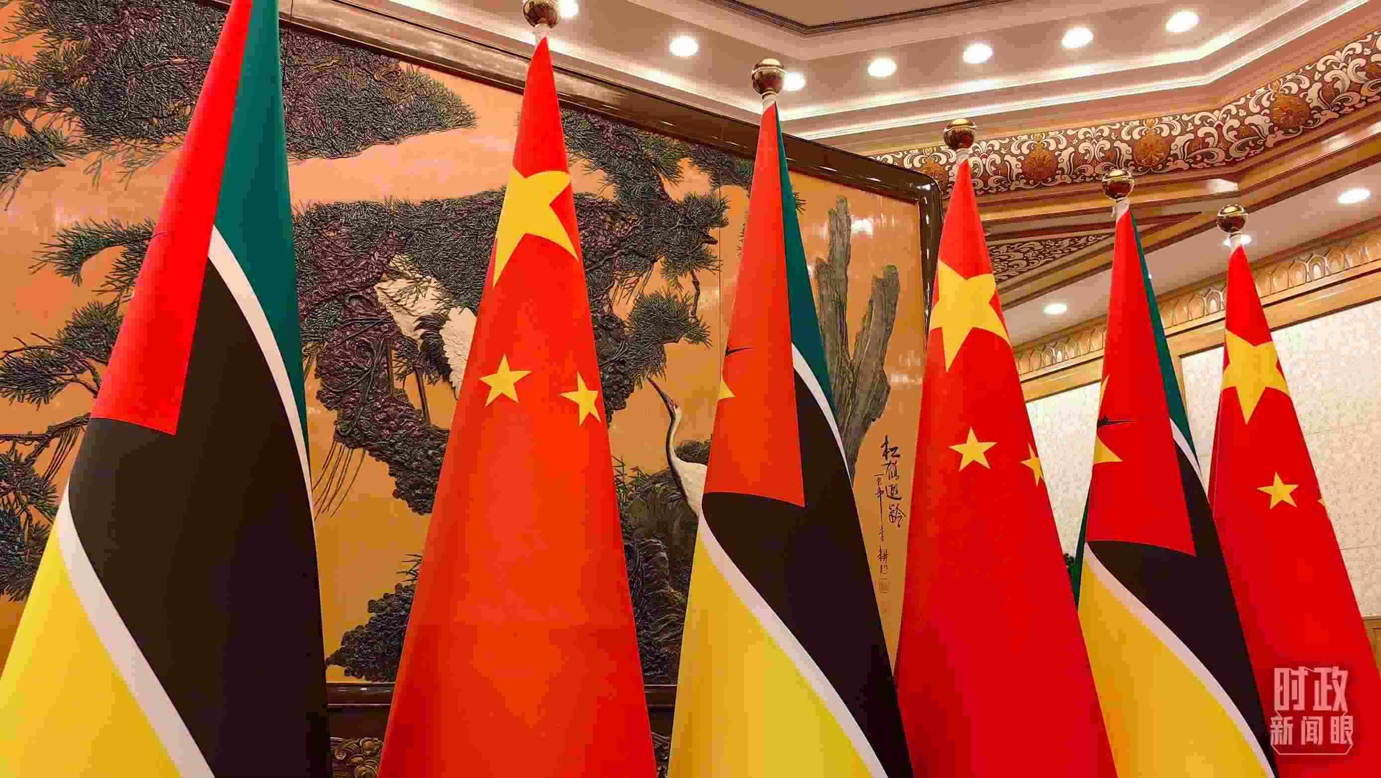 △會見現(xiàn)場，中國、莫桑比克兩國國旗。（總臺央廣記者潘毅拍攝）