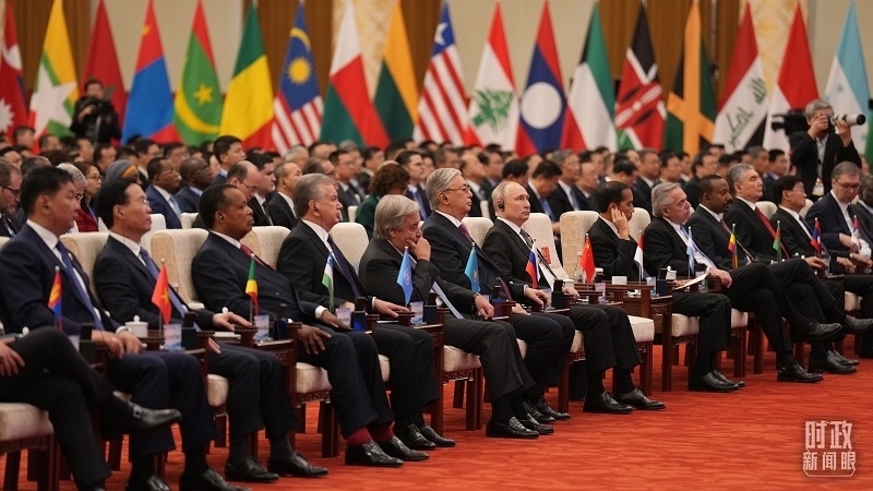 △18日上午，外方領(lǐng)導(dǎo)人在開幕式上聆聽習(xí)近平主席主旨演講。（總臺國廣記者李晉拍攝）