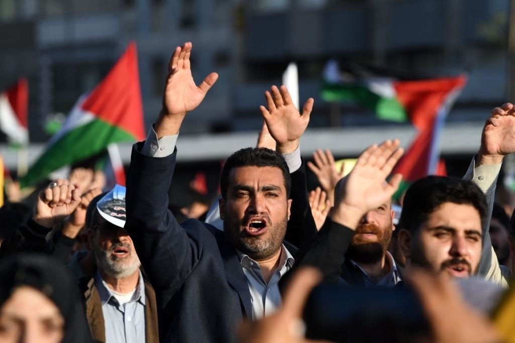 10月18日，人們在伊朗德黑蘭舉行集會。當(dāng)日，突尼斯、土耳其、伊朗等多國民眾舉行集會，表達(dá)對巴勒斯坦人民的支持，并譴責(zé)針對加沙城醫(yī)院的襲擊。新華社記者 沙達(dá)提 攝