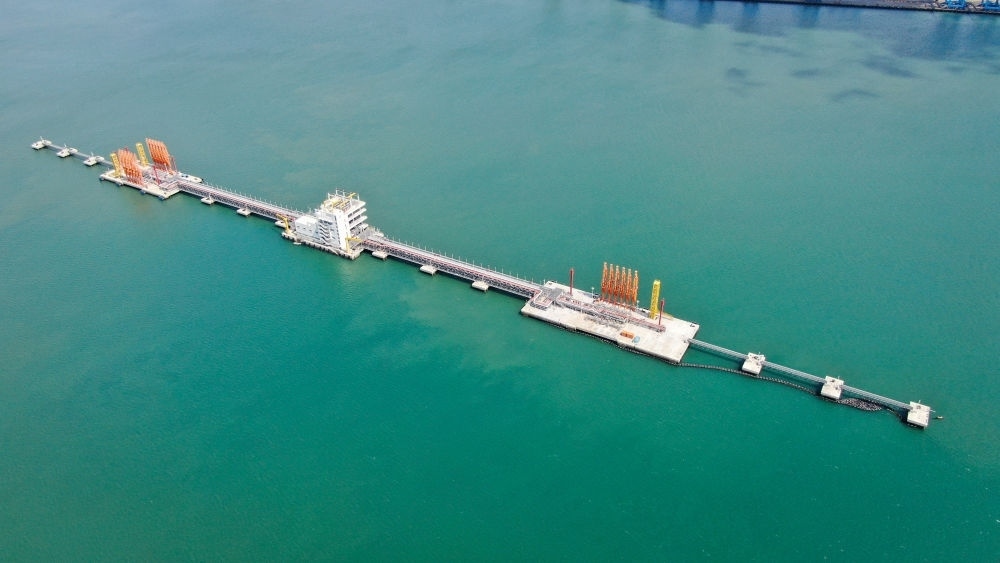 這是肯尼亞蒙巴薩油碼頭（2023年9月20日攝，無人機照片）。新華社發(fā)（中國交通建設股份有限公司肯尼亞蒙巴薩新建油碼頭項目部供圖）