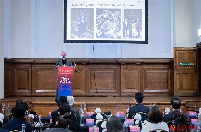 英國群英創(chuàng)意全球首席執(zhí)行官杰米·撒杰特在現(xiàn)場發(fā)言，分享如何進(jìn)一步提升四川旅游的國際影響力、吸引更多的英國游客。人民網(wǎng) 郭錦標(biāo)攝