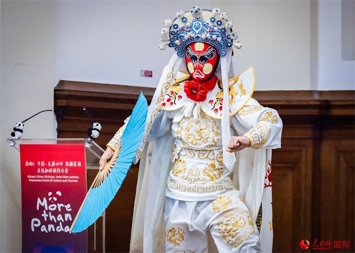 川劇絕活變臉表演。人民網(wǎng) 郭錦標(biāo)攝