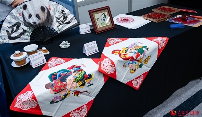 活動現(xiàn)場的現(xiàn)場文創(chuàng)展、互動體驗(yàn)區(qū)、非遺區(qū)展示。人民網(wǎng) 郭錦標(biāo)攝