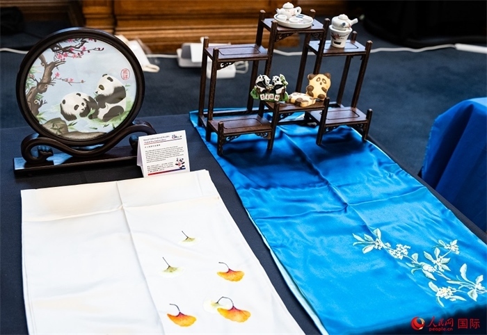 活動現(xiàn)場的現(xiàn)場文創(chuàng)展、互動體驗(yàn)區(qū)、非遺區(qū)展示。人民網(wǎng) 郭錦標(biāo)攝