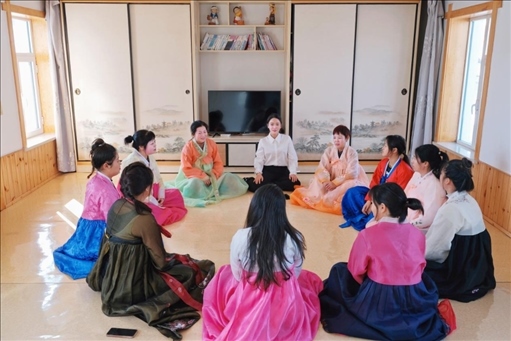 2023年6月，楊麗娜（后中）對擔任民宿管家的光東村村民們進行標準化培訓。（新華社記者金津秀攝）