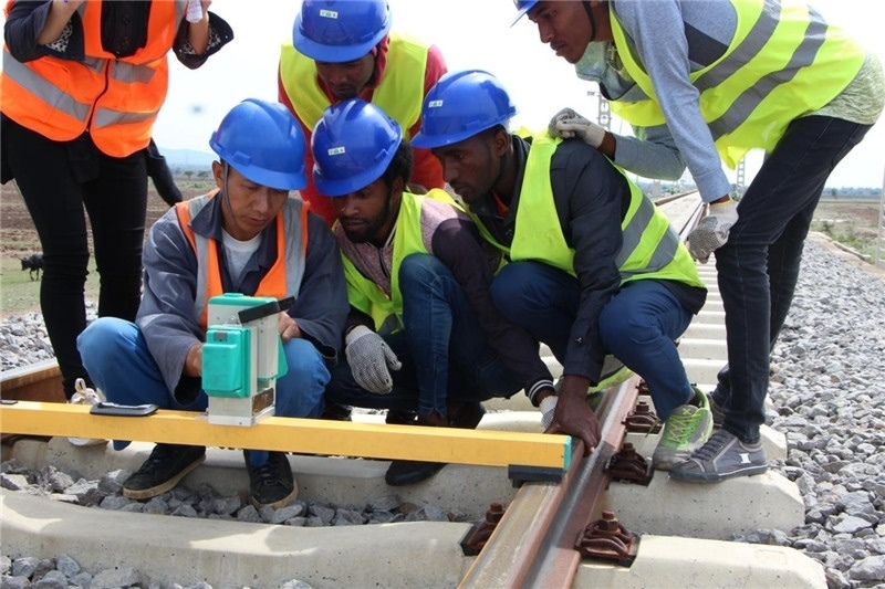 中方員工在鐵路現(xiàn)場(chǎng)培訓(xùn)埃方員工。 中國(guó)土木工程集團(tuán)有限公司供圖
