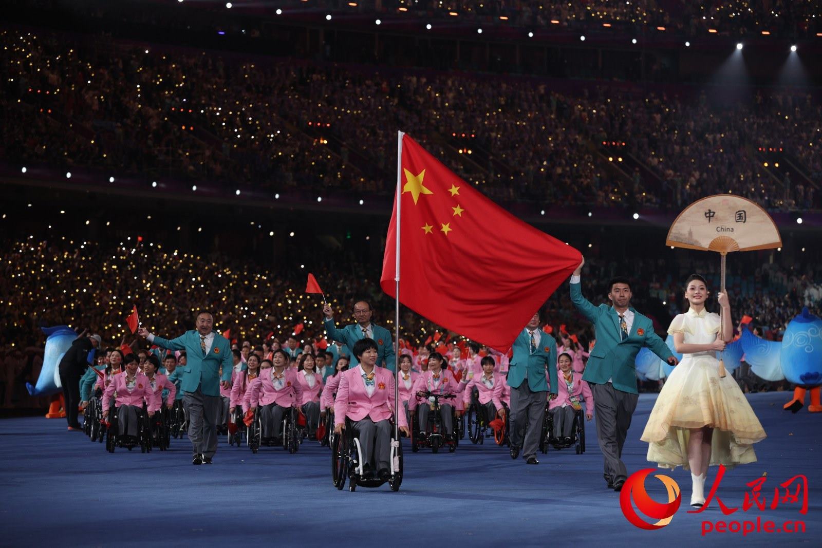 開(kāi)幕式上，中國(guó)體育代表團(tuán)入場(chǎng)。人民網(wǎng) 周靜圓攝