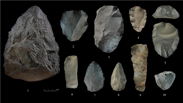 石制品 1.手斧 2、4、5.勒瓦婁哇石核（循環(huán)剝片法、優(yōu)先剝片法）3.勒瓦婁哇石葉石核 6.勒瓦婁哇石葉 7、8.勒瓦婁哇尖狀器 9.石葉 10.錐形石葉石核。中肯聯(lián)合考古隊供圖