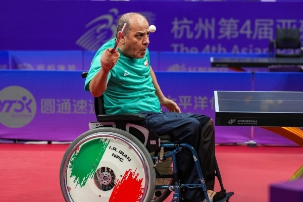 10月23日，杭州第4屆亞殘運會乒乓球男子單打Class2小組循環(huán)賽舉行。圖為伊朗隊選手哈?！ず嗁M尚在比賽中。圖片來源：杭州亞殘組委會