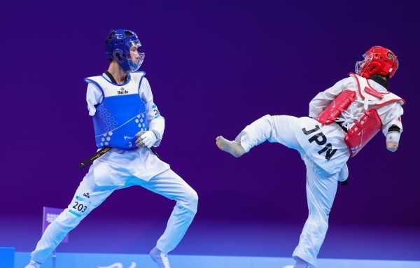 10月23日，杭州第4屆亞殘運會跆拳道男子K44級58公斤級銅牌賽舉行。圖為烏茲別克斯坦隊選手桑賈貝克·穆赫托羅夫(左)和日本隊選手阿渡健太在比賽中。圖片來源：杭州亞殘組委會