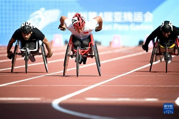 10月23日，中國選手龔文浩（左二）在杭州第4屆亞殘運會男子100米-T34決賽的比賽中。他以15秒55的成績獲得該項目銀牌。新華社記者 江漢攝