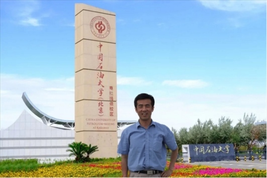 北京交通大學“銀齡教師”黃曉鳴。校方供圖