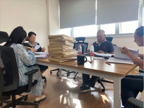 北京交通大學退休教師田立年與當?shù)貛熒谝黄?。校方供圖