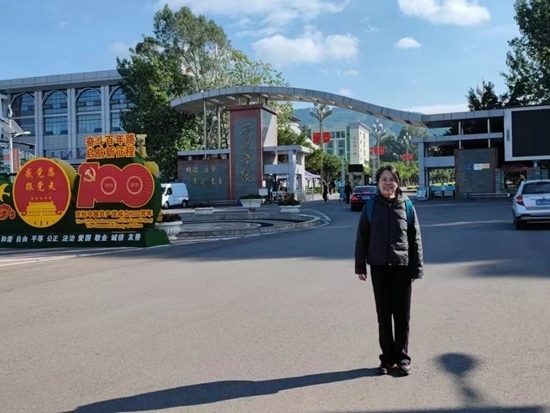 北京交通大學退休教師李唐軍在西昌學院。校方供圖