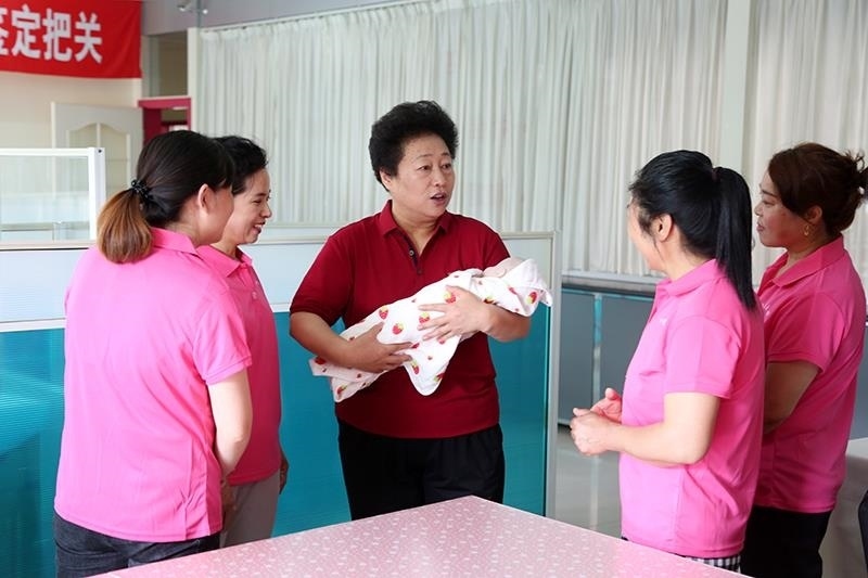 △2021年6月2日，卓長(zhǎng)立（中）指導(dǎo)正在接受培訓(xùn)的家政服務(wù)員。