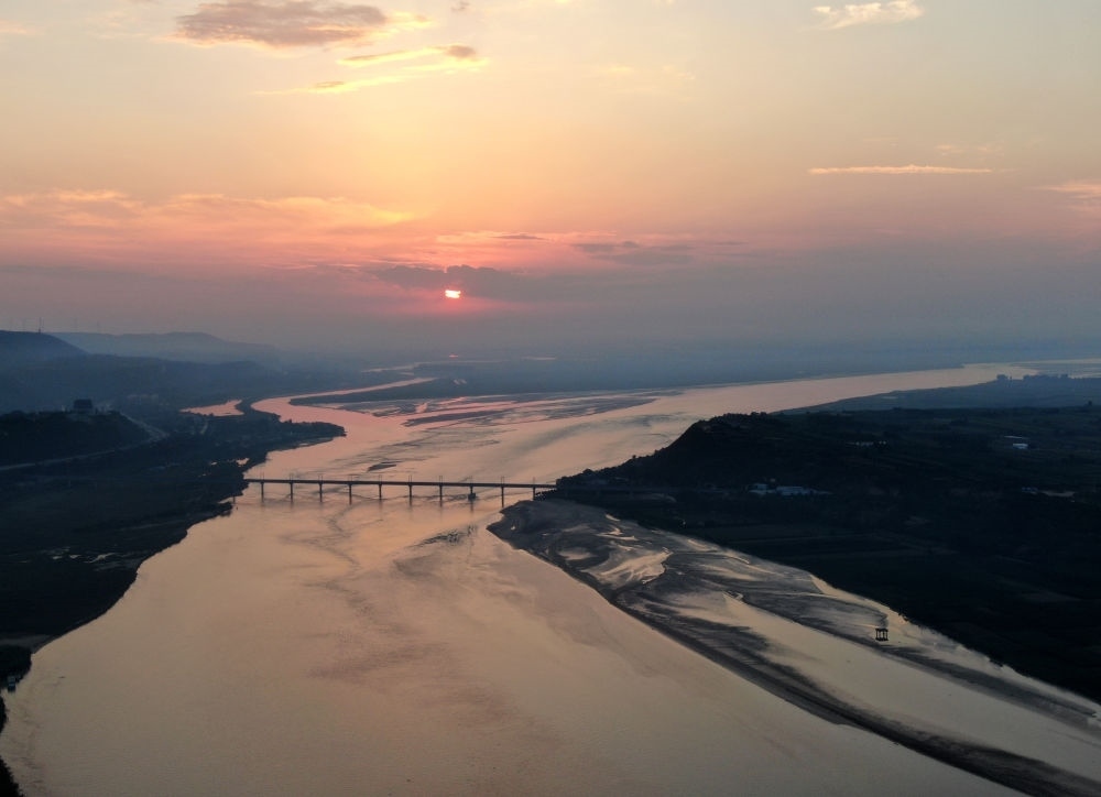  豫陜交界附近拍攝的黃河景色（2020年9月7日攝，無人機(jī)照片）。新華社記者 郝源 攝