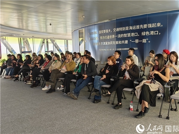 外媒記者探訪天津港北疆港區(qū)C段智能化集裝箱碼頭。人民網(wǎng)記者 符園園攝