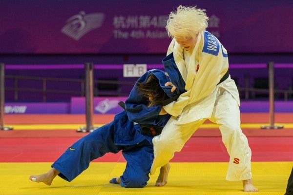 10月24日，杭州第4屆亞殘運會柔道女子J2級57公斤級決賽舉行。圖為中國隊選手王嘉楠（右）和日本隊選手廣瀨順子在比賽中。圖片來源：杭州亞殘組委