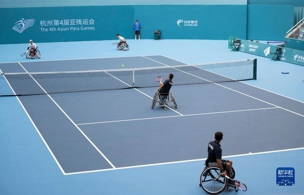 10月24日，在杭州第4屆亞殘運會輪椅網(wǎng)球男子雙打1/4決賽中，中國組合董順江/紀珍旭以0比2不敵韓國組合任浩元/韓成奉，無緣半決賽。圖為董順江（右二）/紀珍旭（右一）在比賽中。新華社記者 才揚攝