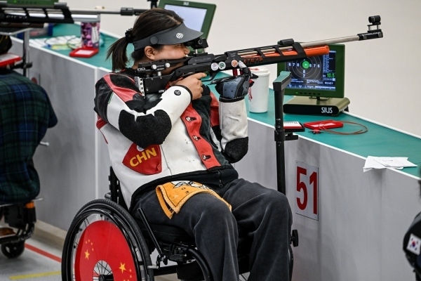 10月23日，杭州第4屆亞殘運會射擊(R2)SH1級女子10米氣步槍立射資格賽舉行。圖為中國隊選手張翠平在比賽中。圖片來源：杭州亞殘組委