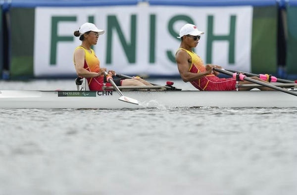 2021年8月29日，在東京殘奧會賽艇項目PR2級混合雙人雙槳決賽中，中國組合劉爽/蔣繼劍獲得銅牌。圖為劉爽（左）/蔣繼劍在比賽中。新華社記者 胡虎虎攝（資料圖）