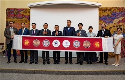 “絲路綺粲—中國(guó)絲綢藝術(shù)展”開(kāi)幕式在匈牙利首都布達(dá)佩斯舉行。布達(dá)佩斯中國(guó)文化中心供圖