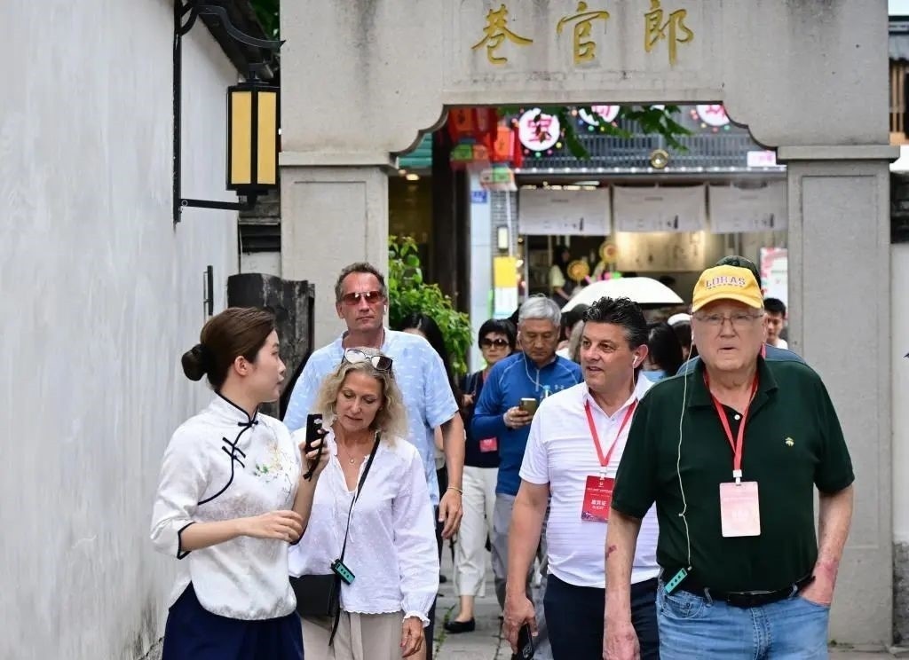 △2023年6月27日，“鼓嶺之友”部分成員和中美各界人士在福建福州南后街三坊七巷參觀訪問。