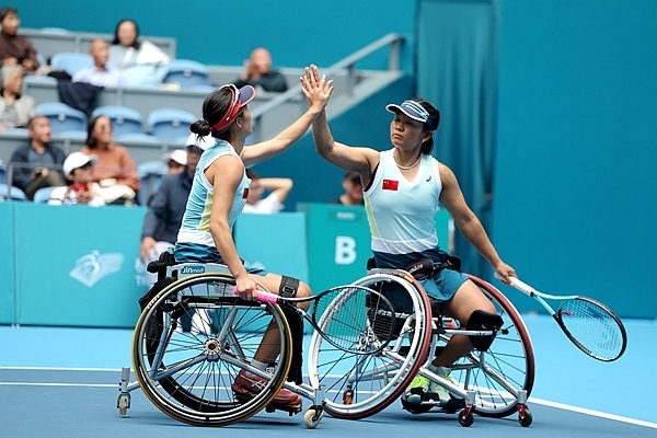 10月25日，杭州亞殘運(yùn)會(huì)輪椅網(wǎng)球女雙決賽，中國(guó)組合朱珍珍(右)/郭珞瑤慶祝得分。人民網(wǎng)記者 胡雪蓉?cái)z