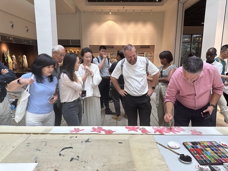 首屆國際傳播“絲路獎(jiǎng)”獲獎(jiǎng)代表等在廣州市荔灣區(qū)永慶坊參加文化交流活動(dòng)。楊爍壁、王燕攝影報(bào)道