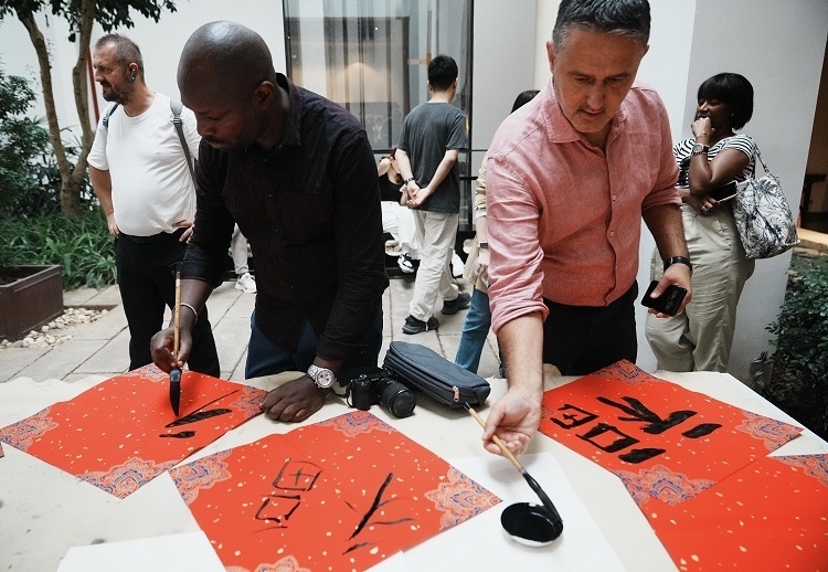 首屆國際傳播“絲路獎(jiǎng)”獲獎(jiǎng)代表等在廣州市荔灣區(qū)永慶坊參加文化交流活動(dòng)。楊爍壁、王燕攝影報(bào)道