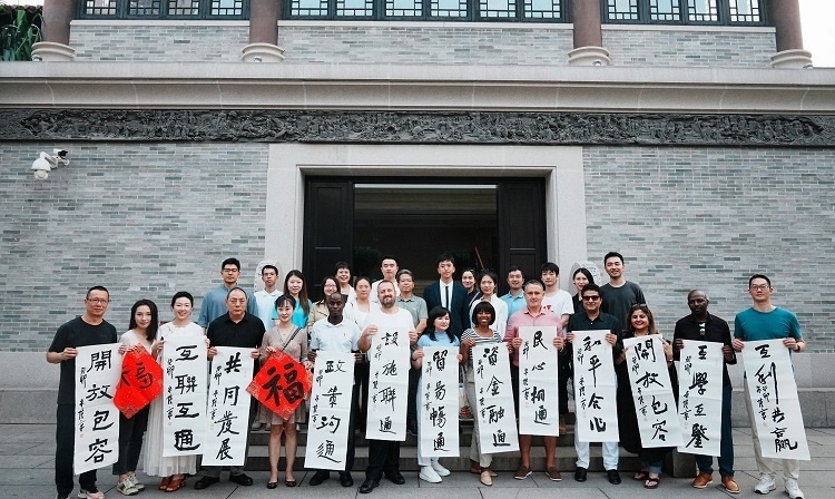 首屆國際傳播“絲路獎(jiǎng)”獲獎(jiǎng)代表等在廣州市荔灣區(qū)永慶坊參加文化交流活動(dòng)。楊爍壁、王燕攝影報(bào)道