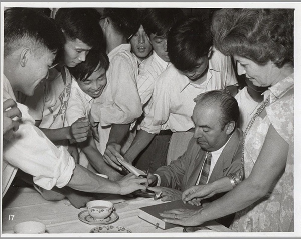 諾貝爾文學(xué)獎得主巴勃羅·聶魯達(dá)與中國青年在一起（資料圖片）。中國美術(shù)館供圖