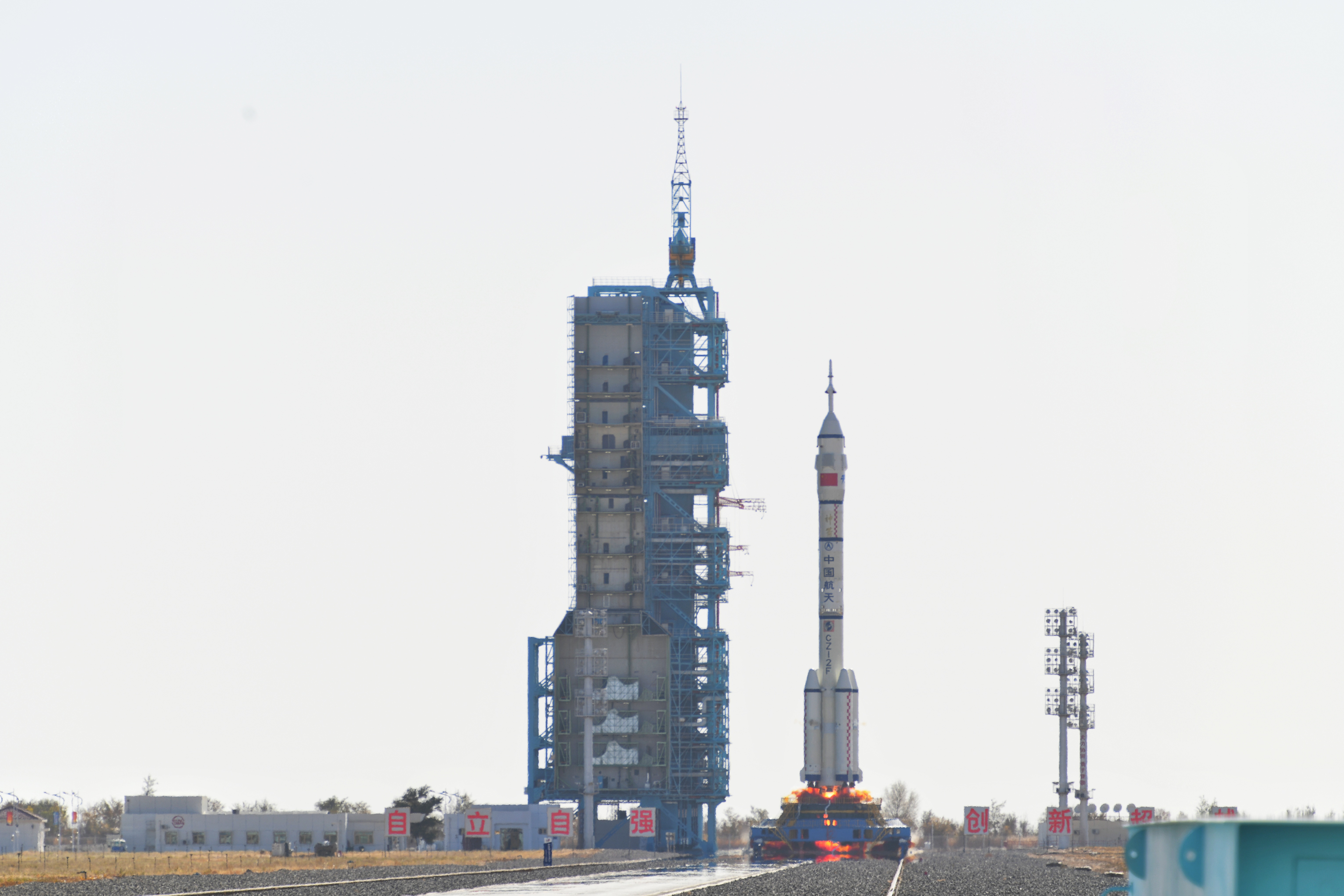 神舟十七號(hào)載人飛船發(fā)射升空震撼瞬間。人民網(wǎng) 張啟川攝