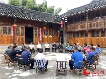 花垣縣石欄鎮(zhèn)朋巖村的院壩會(huì)。人民網(wǎng) 周靜圓攝