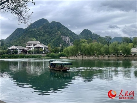秋日的邊城鎮(zhèn)，青山滴翠、碧水含情。人民網(wǎng) 周靜圓攝