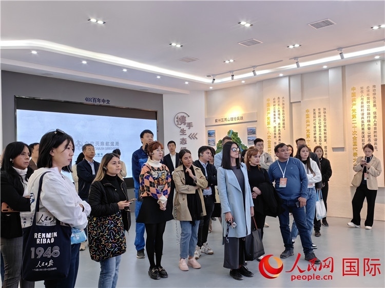 媒體記者探訪薊州礦山生態(tài)修復(fù)項目。人民網(wǎng)記者 符園園攝