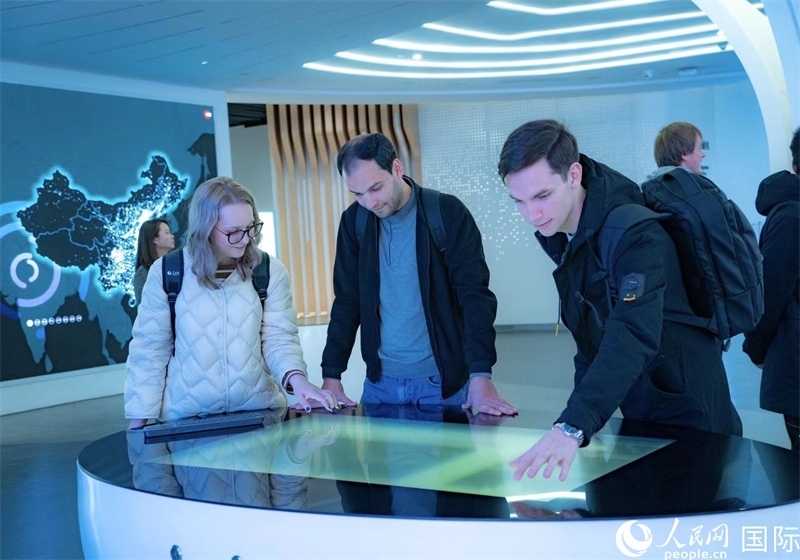 歐亞國家記者在國家大數(shù)據(jù)（貴州）綜合試驗區(qū)交流體驗中心參觀。人民網(wǎng) 陽茜攝
