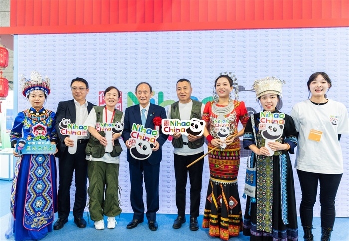 日本前首相菅義偉在中國(guó)展館參觀。圖片由中國(guó)駐東京旅游辦事處提供