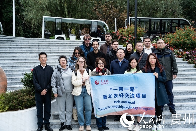 合影留念。人民網(wǎng) 陽茜攝