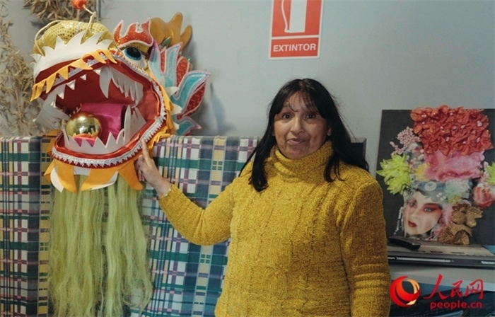 “熊貓閱覽室”一角。盧漢·梅洛為記者展示大使館贈(zèng)送的龍頭。人民網(wǎng)記者 張若涵攝