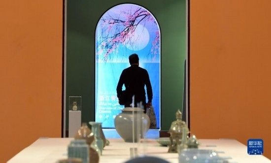 10月30日，人們在伊朗德黑蘭伊朗國家藝術(shù)科學院觀看展出的展品。新華社記者 沙達提 攝