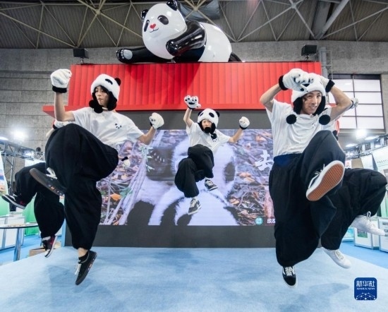  10月29日，街舞隊(duì)在日本大阪國際會展中心中國館表演街舞。新華社發(fā)（中國駐大阪旅游辦事處供圖）