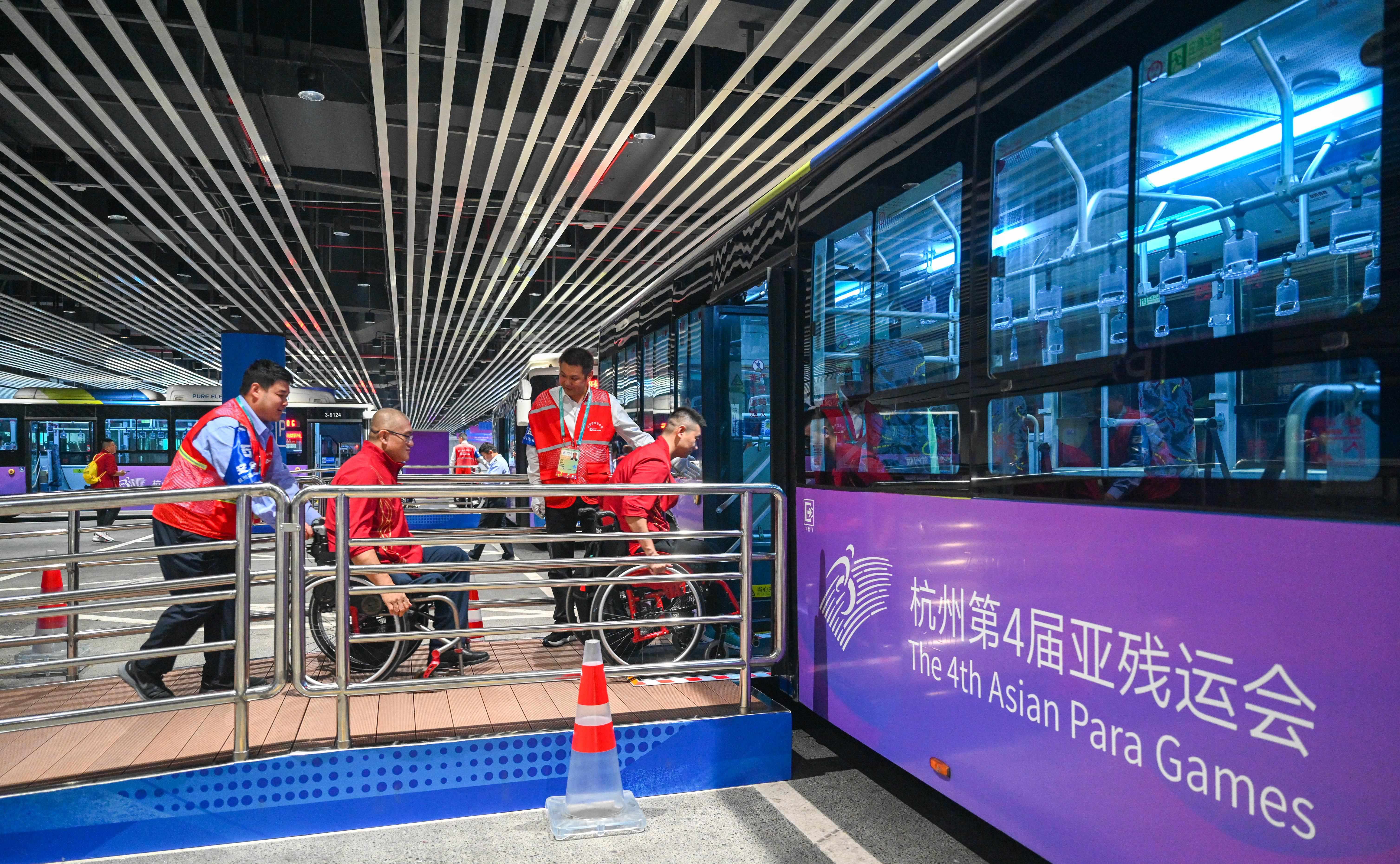 △2023年10月25日，結(jié)束輪椅籃球比賽后的中國(guó)隊(duì)和阿富汗隊(duì)球員通過(guò)無(wú)障礙坡道，順利上車(chē)返回運(yùn)動(dòng)員村。